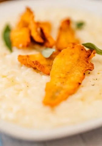 Piatto di riso in cagnone al pesce persico, piatto tipico di Lecco