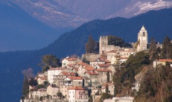 Borgo medievale di Corenno Plinio visto dal Lago di Como