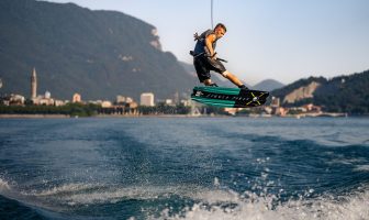 Persona che pratica Wakeboard nel Lago di Como di fronte a Lecco