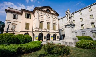 Teatro della Società e monumento a Garibaldi in Piazza Garibaldi
