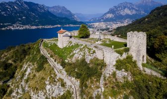 Resti del castello dell'Innominato con panorama sul Lecco e il Lago di Como