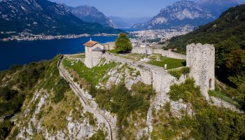Resti del castello dell'Innominato con panorama sul Lecco e il Lago di Como