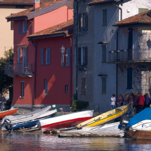 Barche a bordo del fiume Adda davanti al rione Pescarenico