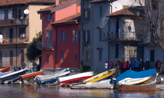 Barche a bordo del fiume Adda davanti al rione Pescarenico