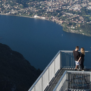 Passerella panoramica nel Parco Valentino ai Piani Resinelli con panorama