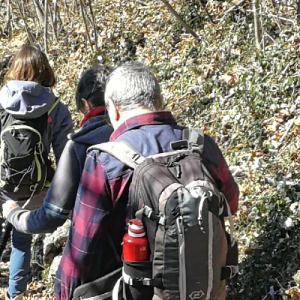 Gruppo di persone che fa trekking lungo il sentiero per il Rifugio Stoppani