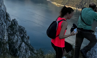 Persone che fanno trekking con sullo sfondo il Lago di Como