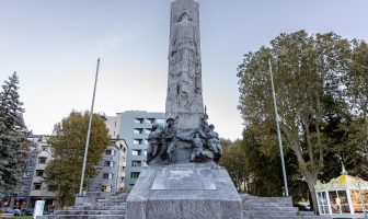 Monumento ai caduti visto di fronte con la Patria