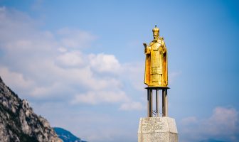 Immagine della statua dorata di San Nicolò