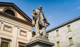 Statua a Giuseppe Garibaldi con sullo Sfondo il Teatro della Società di Lecco