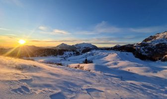 Foto invernale dei Piani di Artavaggio con sole che tramonta